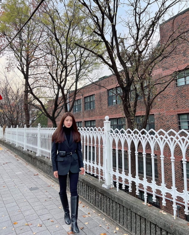 '외식사업가♥' 이시영, 명품P사 삼각로고 귀에 달고 미소…길거리가 런웨이 [TEN★]