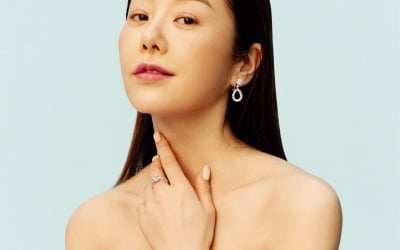 고현정, 살 빼고 역대급 노출…깊이 패인 쇄골에 넘치는 볼륨감 [화보]