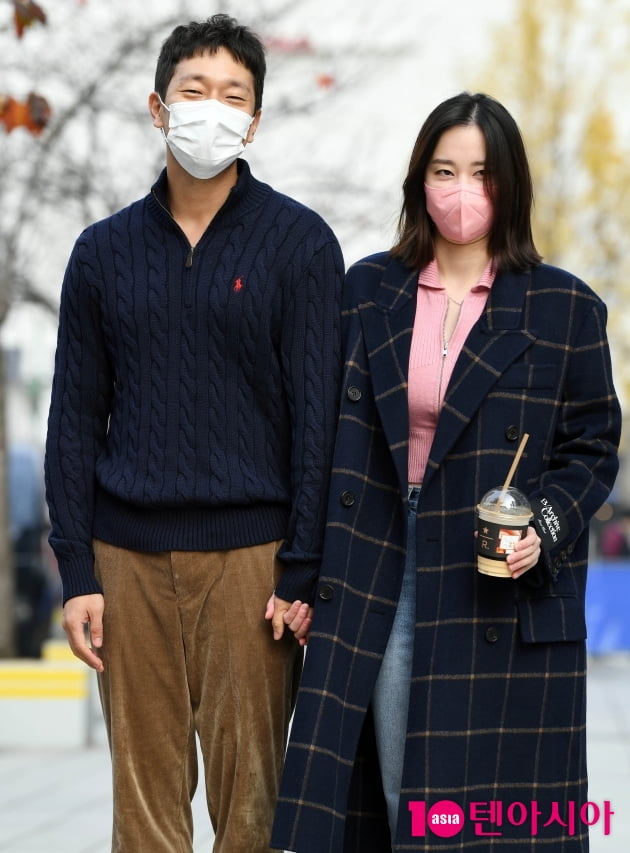 [TEN 포토] 손석구-전종서 '두 손 꼭 잡고 출근길'