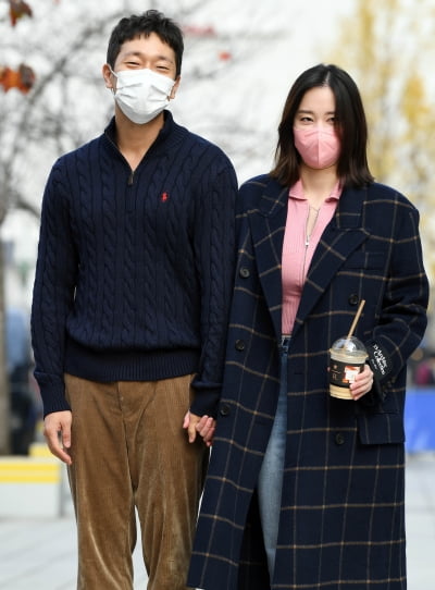 [TEN 포토] 손석구-전종서 '두 손 꼭 잡고 출근길'