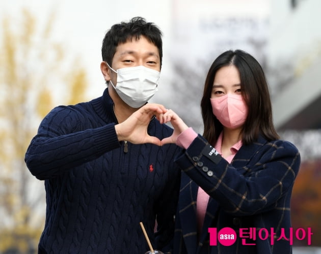[TEN 포토] 손석구-전종서 '사랑스러운 하트'