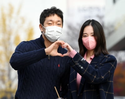 [TEN 포토] 손석구-전종서 '사랑스러운 하트'