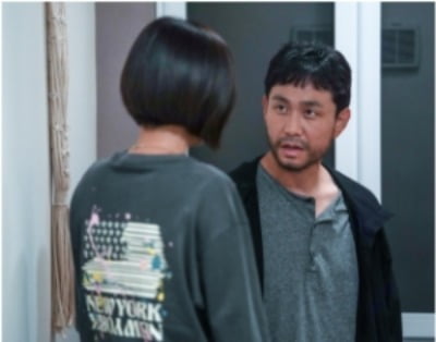 오정세, 털보 산적 비주얼로 파격 변신...전혜진은 눈물 뚝뚝('엉클')