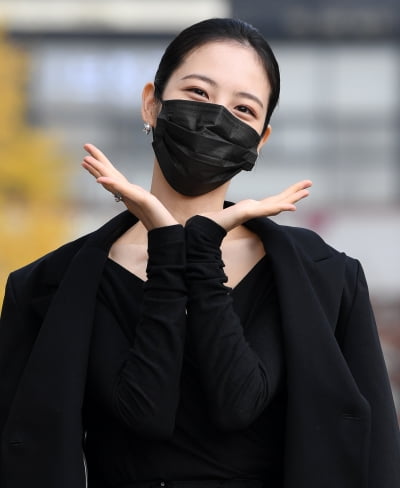 [TEN 포토] 신예은 '방송국에 핀 꽃 한송이'