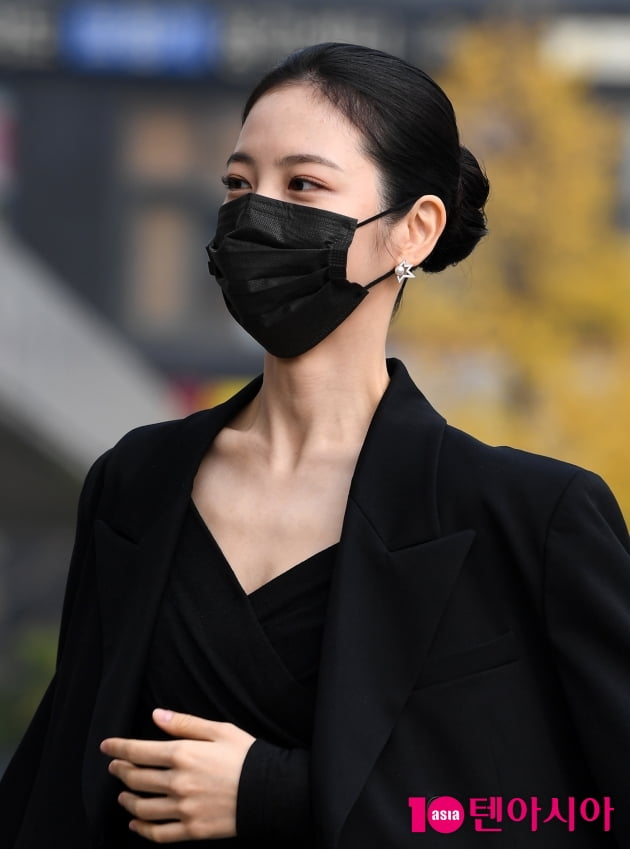 [TEN 포토] 신예은 '미모에 빠져드네'