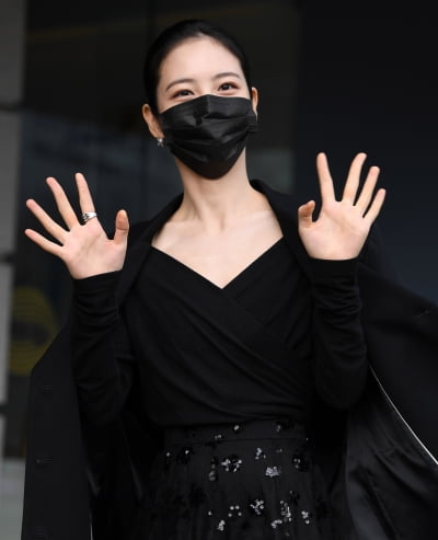 [TEN 포토] 신예은 '손 흔드는 인형'