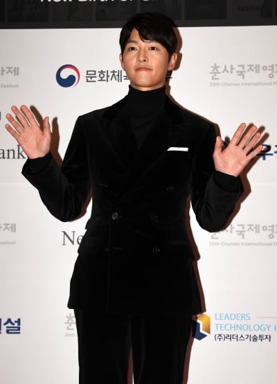 [TEN 포토] 송중기 '보기만해도 설레는 인사'