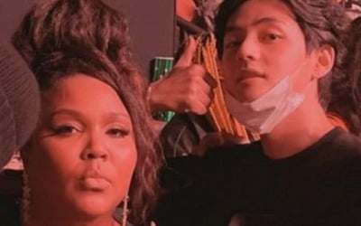 방탄소년단 뷔, 女가수 리조와 화기애애 …콘서트장 달궜다