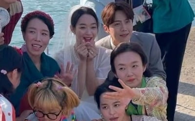 '김우빈♥' 신민아, 김선호 옆에서 활짝 "갯차안녕들" [TEN★]