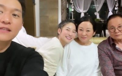 '최우성♥' 김윤지, 시부모 이상해♥김영임과 격 없는 모습…어깨에 기대 '미소' [TEN★]