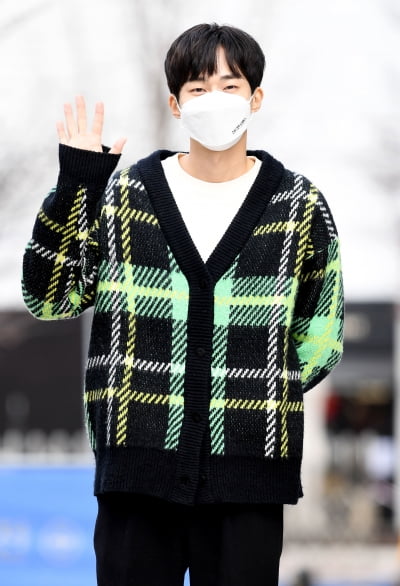 [TEN 포토] 무진성 '마스크 넘어 훈훈한 비주얼'
