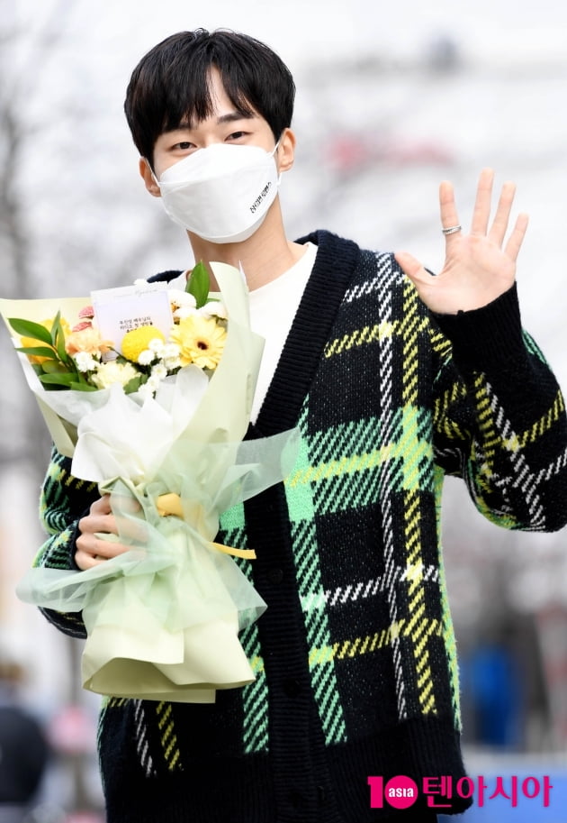 [TEN 포토] 무진성 '꽃을 든 훈남'