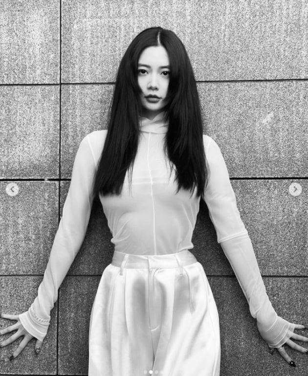 클라라, 은근한 노출속에 드러난 볼륨감...눈빛까지 강렬[TEN★]