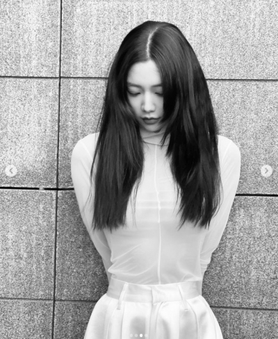 클라라, 은근한 노출속에 드러난 볼륨감...눈빛까지 강렬[TEN★]