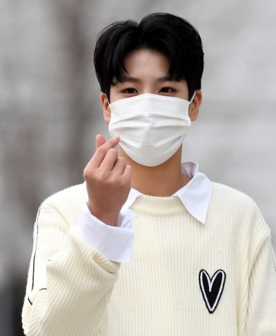 [TEN 포토] 정동원 '앨범 '그리움, 아낌없이 주는 나무' 사랑해주 세요'