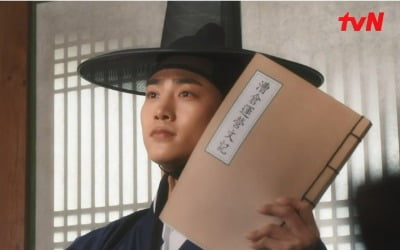 [종합] '어사와 조이' 옥택연X김혜윤, 밀착 스킨십→꽃밭데이트 로맨스 급진전