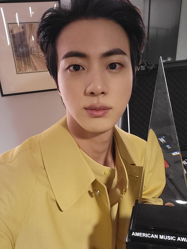 방탄소년단 진, 세계에 '美의 남신' 얼굴 자랑…또 '줌인남' 됐다