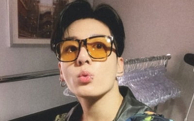 방탄소년단 정국, 까리한 외모로 '입술 츄'…"focus on army♥" [TEN★]