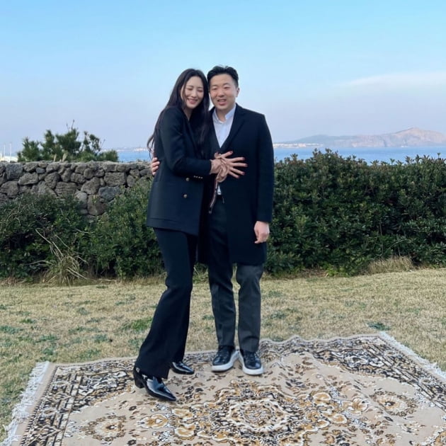 수현, 3살 연상 ♥차민근에게 고정된 눈빛…제주에서 꼭 끌어안고 '달달' [TEN★]