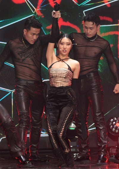 [TEN 포토] 화사 '아슬아슬'