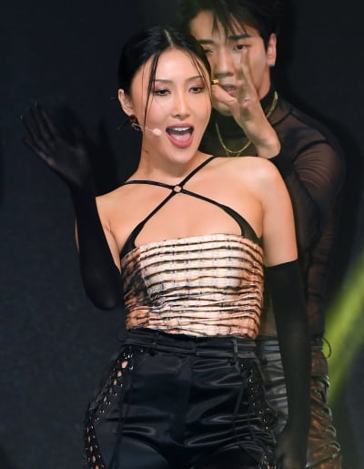 [TEN 포토] 화사 '감미로운 보이스'