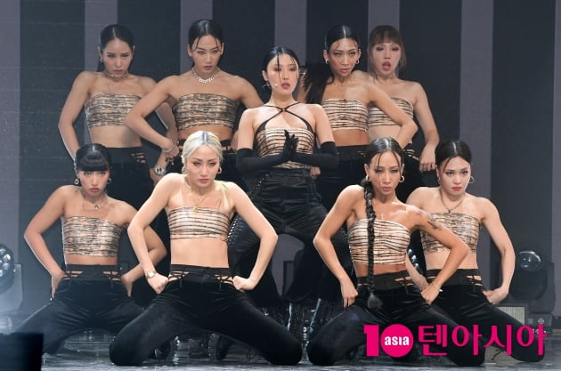 [TEN 포토] 화사 '시선 사로잡는 무대'