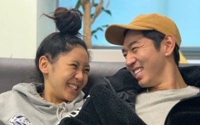 트루디, ♥예비 신랑 이대은과 웃는 모습도 똑같네…밀착 스킨십 [TEN★]