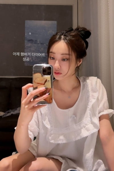 경리, "햄버거 다이어트 성공"…잠옷 패션도 '섹시' [TEN★]