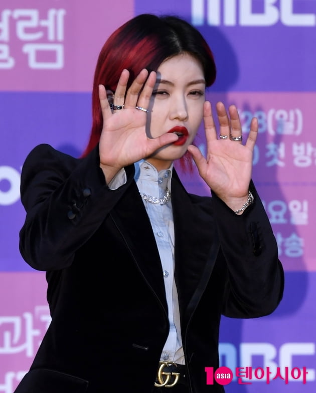[TEN 포토] 아이키 '플레쉬 세례에 어지러워'