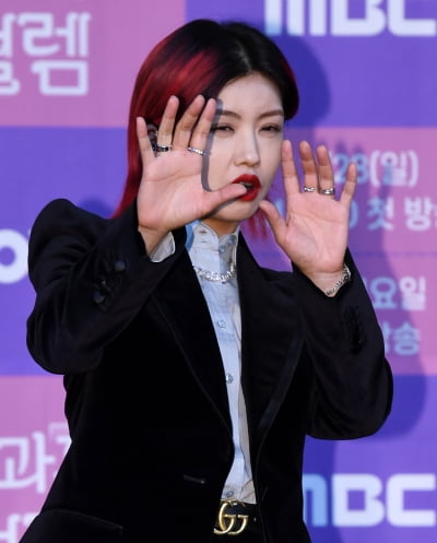 [TEN 포토] 아이키 '플레쉬 세례에 어지러워'