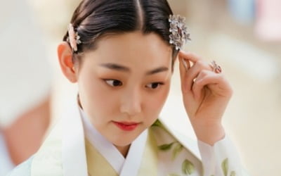 강미나, 꽃 미모 작렬…톡톡 튀는 반전 아씨 ('꽃 피면 달 생각하고')