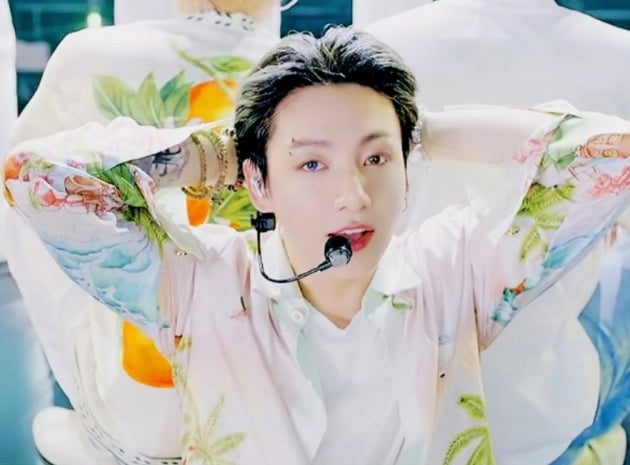 '토코페디아' 방탄소년단 정국 '오드 아이' 신비 눈빛X 고귀한 천상계 남신 자태