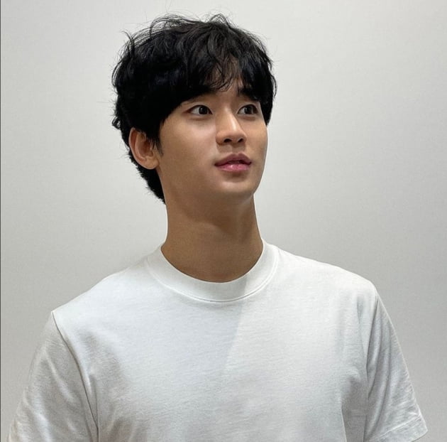 김수현, 흰티만 입어도 완벽...마초남의 매력[TEN★]