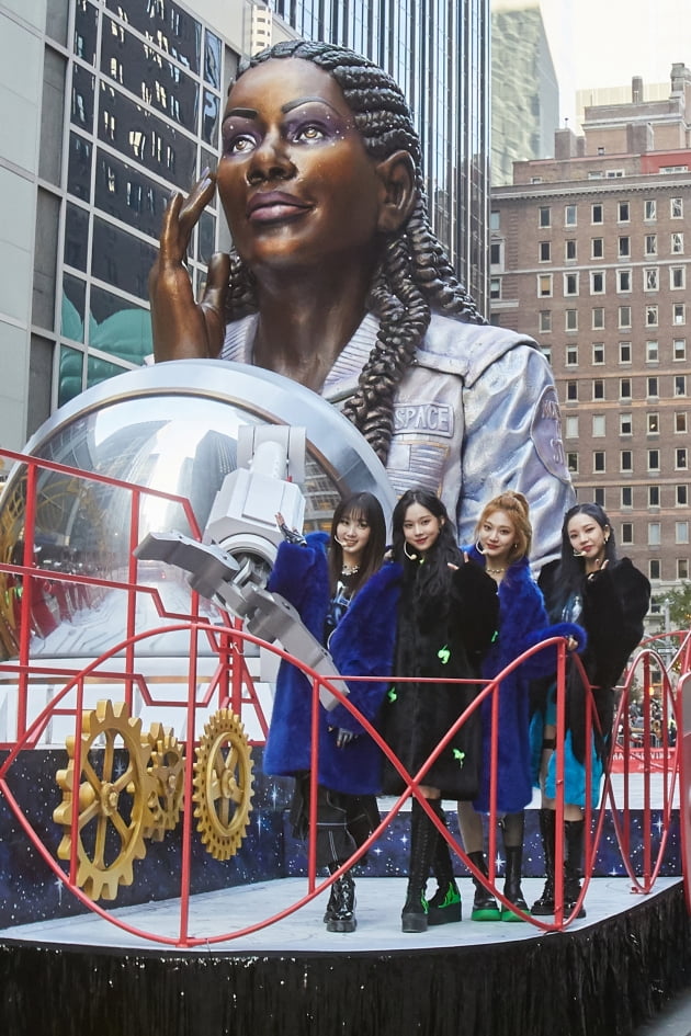 에스파, 뉴욕도 접수…美 최대 추수감사절 축제 K팝 걸그룹 최초로 참석