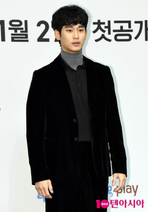 [TEN 포토] 김수현 '수 많은 플레쉬 세례에 어리둥절'