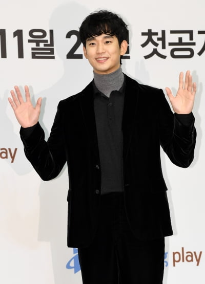 [TEN 포토] 김수현 '그림자 마저 멋짐'