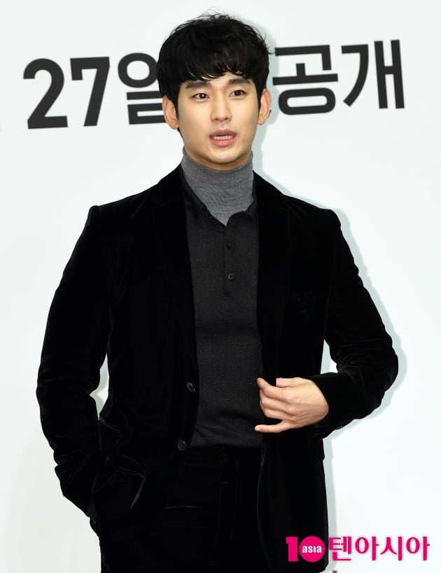 [TEN 포토] 김수현 '이 포즈 어때요?'