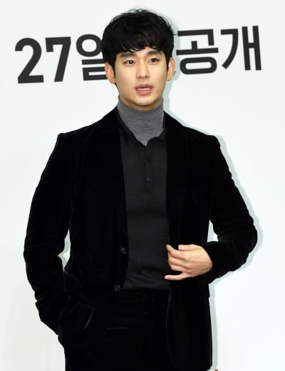 [TEN 포토] 김수현 '이 포즈 어때요?'