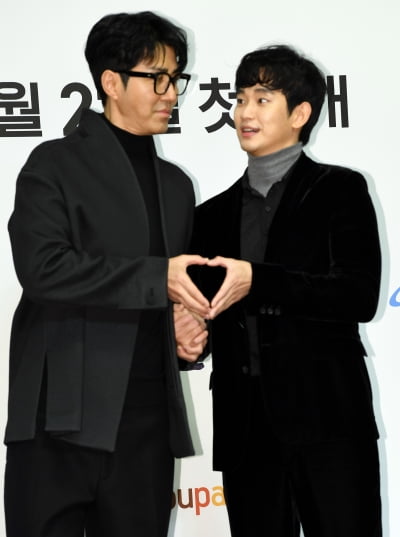 [TEN 포토] 김수현 '차승원 하트요구에 당황'