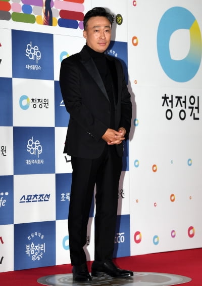 [TEN 포토] 이성민 '영화 '기적' 대표로 왔어요'