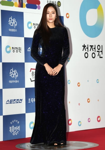 [TEN 포토] 정수정 '레드카펫 빛낸 반짝이 드레스'