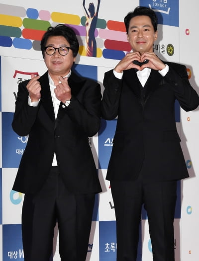 [TEN 포토] 김윤석-조인성 '하트로 완벽한 투샷'