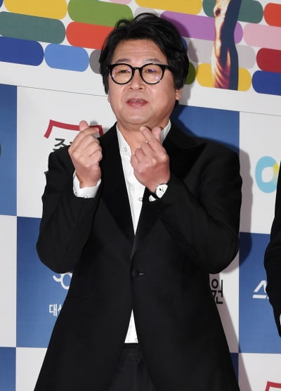 [TEN 포토] 김윤석 '수줍은 하트'