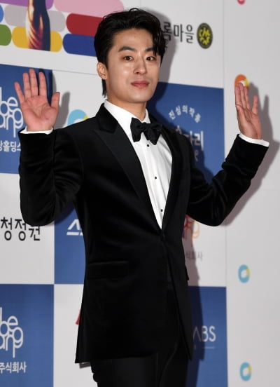 [TEN 포토] 구교환 '인기스타상 받았어요'