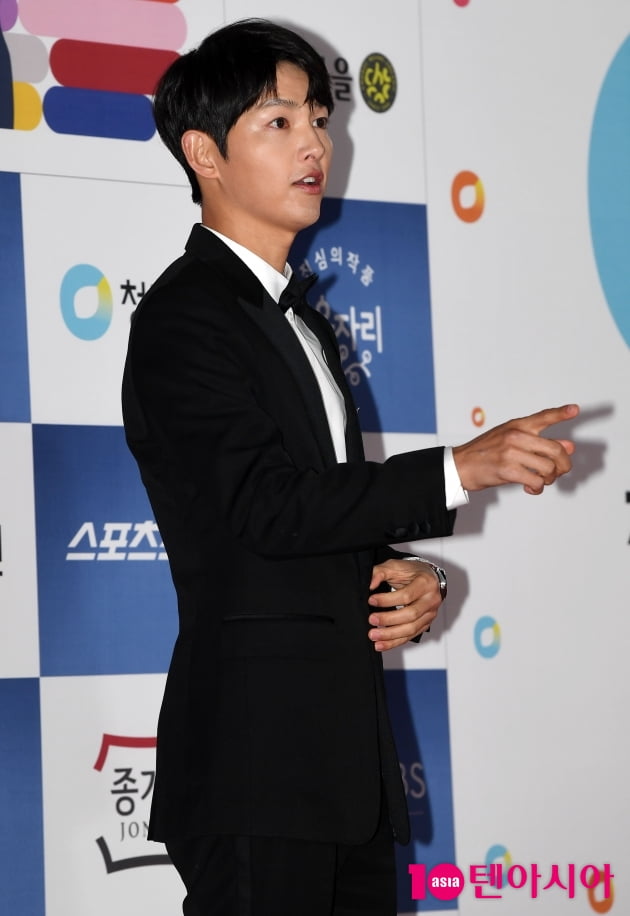 [TEN 포토] 송중기 '시선 요청에 순서대로'