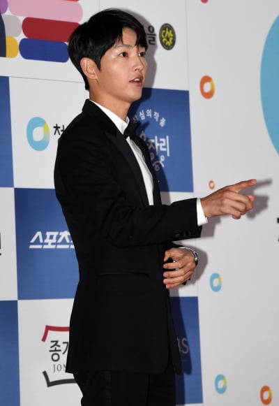 [TEN 포토] 송중기 '시선 요청에 순서대로'