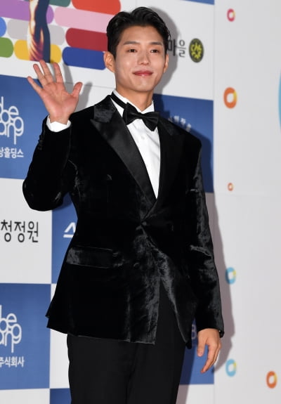 [TEN 포토] 하준 '설레이는 청룡 나들이'