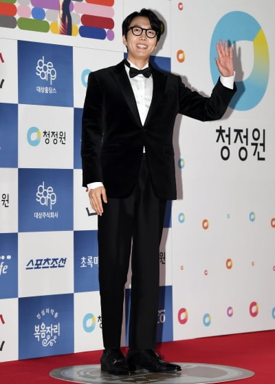 [TEN 포토] 김재범 '보조개 미남 인사'