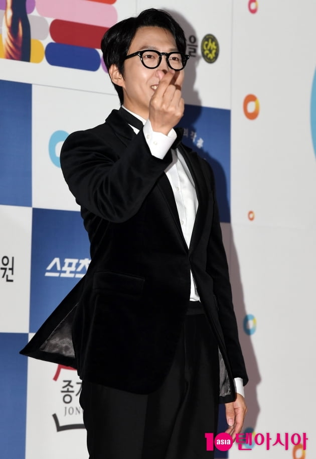 [TEN 포토] 김재범 '하트 뿌려요'