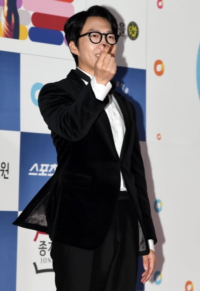 [TEN 포토] 김재범 '하트 뿌려요'